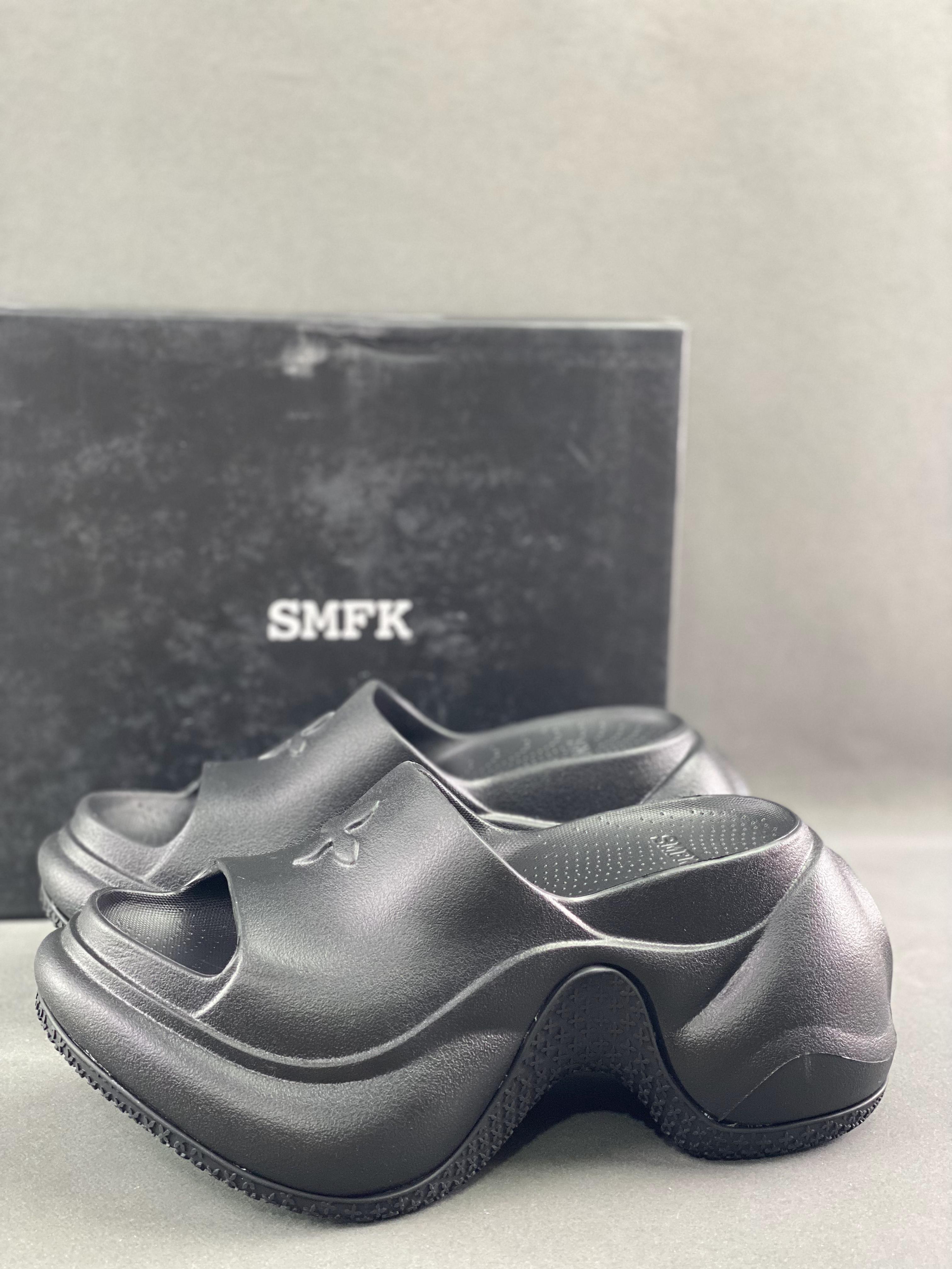 [Cross flower thick-soled slippers] are the first to be released. They look so cute on my feet. They are a must-have for fashion. They are a versatile minimalist style and a national trend. The new work inherits the popular elements of many brands and is bound to be a hit. Size: 35-409
